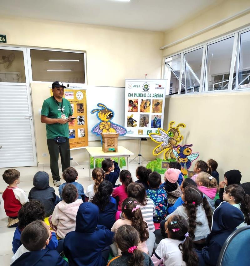 Palestra aos alunos da EMEI Dona Santinha Moura aborda a importância dos cuidados com as abelhas