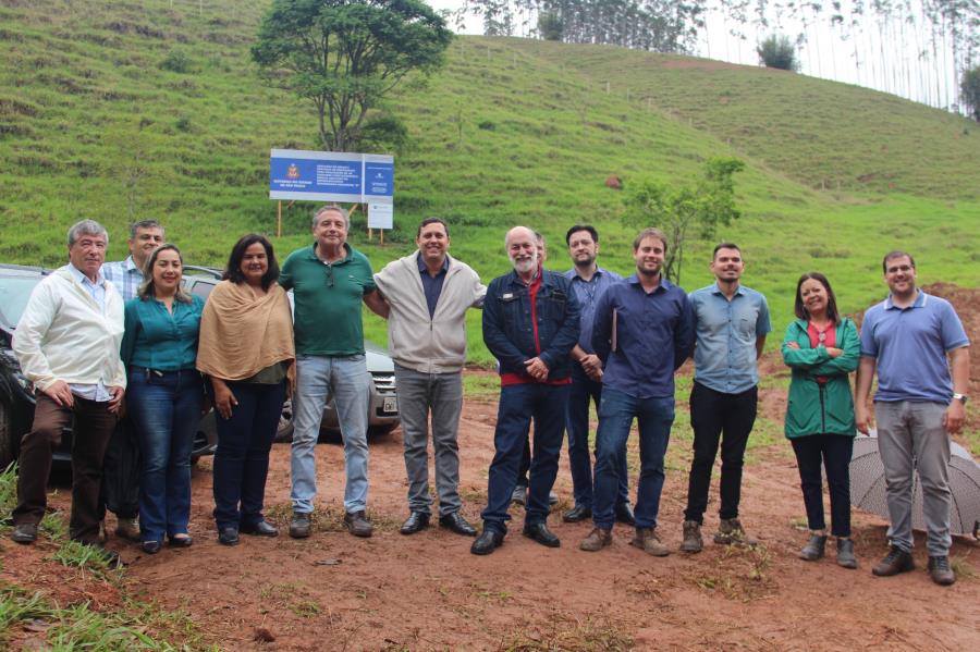 Prefeitura e diretores da CDHU iniciam as obras do Conjunto Habitacional de Paraibuna