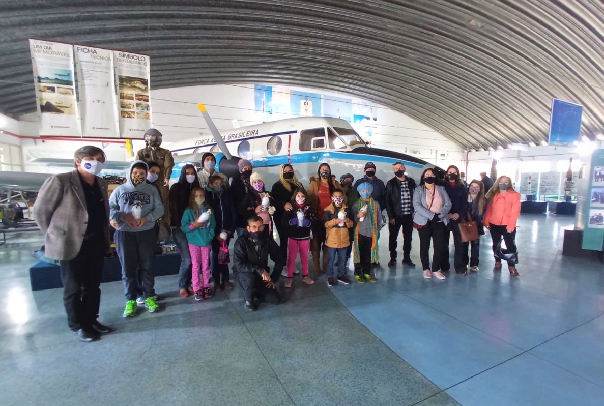Alunos da EMEIEF do Bairro do Cedro se encantam com visita ao Aeroporto de São José dos Campos