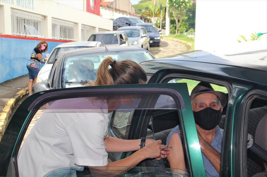 Saúde pública: Idosos paraibunenses de 85 a 89 anos recebem a primeira dose da vacinação contra Covid-19