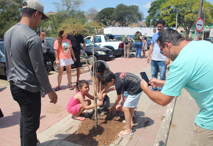 Paraibuna celebrou o Dia da Árvore com plantio simultâneo de espécies nativas promovido no Brasil