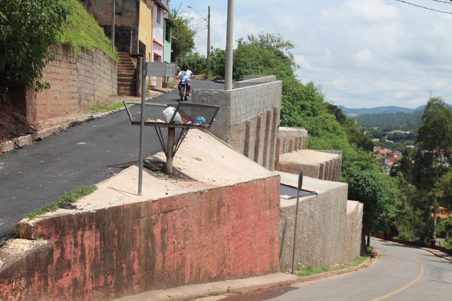 Construção do muro e recomposição de via do bairro São Guido são finalizados