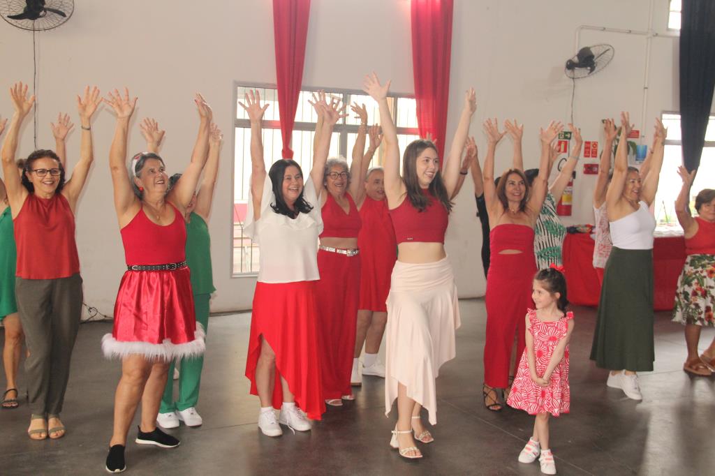 Alunas do projeto “Dança para Melhor Idade” celebram encerramento das atividades de 2025