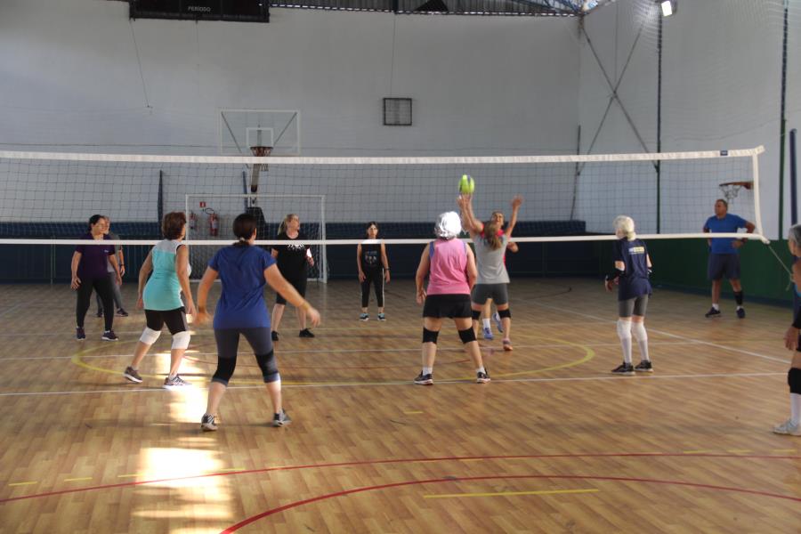 Estância Turística de Paraibuna oferece aulas de vôlei adaptado para munícipes a partir de 45 anos