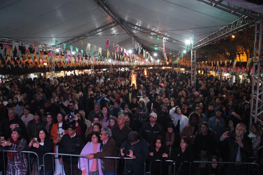 Abertura oficial da festa da Estância Turística de Paraibuna reúne 6 mil turistas e moradores na Praça do Mercado
