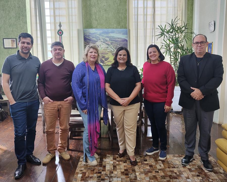 Prefeita Professora Helô recebe representantes da AAFLAP em reunião no Gabinete