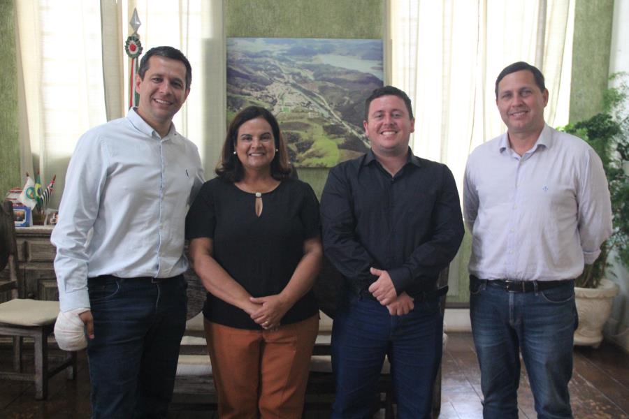 Prefeito Vitão recebe as visitas da Prefeita Eleita, Professora Helô, e do Prefeito Eleito de Jambeiro, Aries Marioto