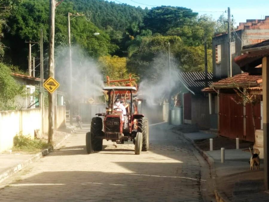 Prefeitura disponibiliza trator para higienização da cidade e da zona rural do município, na prevenção ao Coronavírus