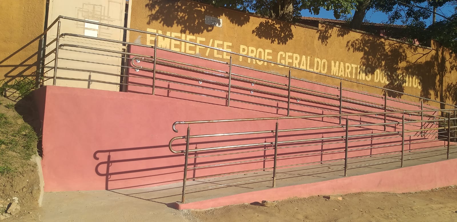 Rampa construída em escola municipal de Paraibuna garante acessibilidade