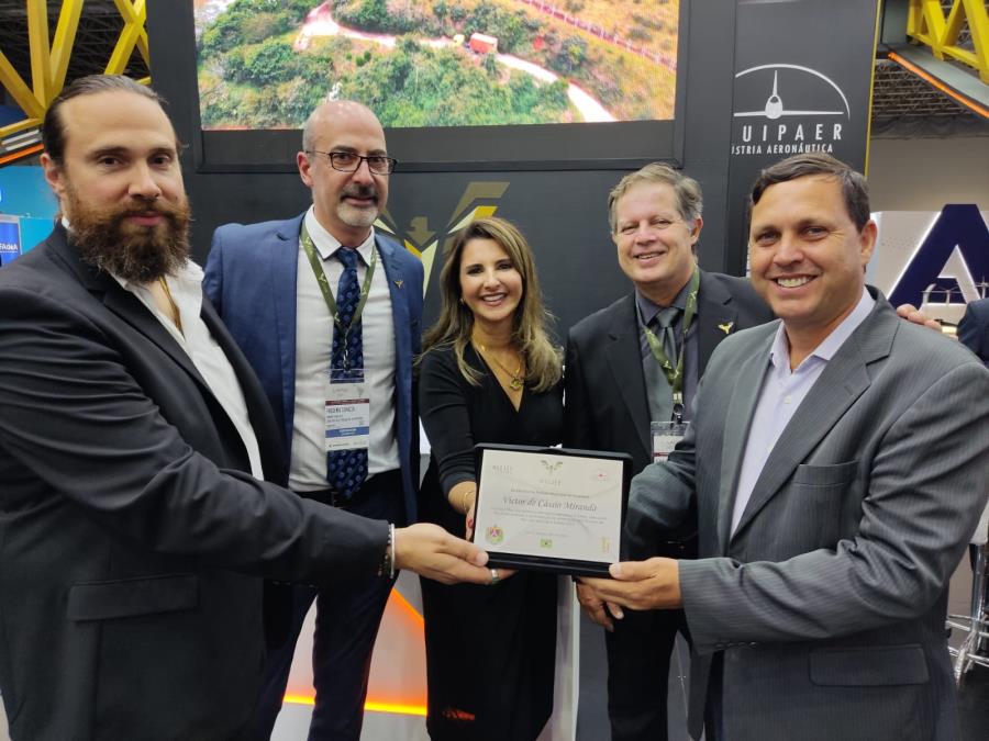 Prefeito Victor Miranda recebe homenagem da Mac Jee durante comemoração dos 15 anos da empresa no Brasil
