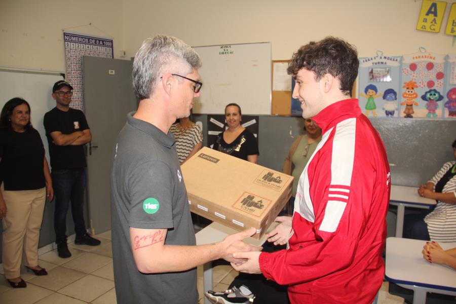 Aluno da Etec de Paraibuna conquista bolsa de estudos e notebook para intercâmbio cultural na Inglaterra
