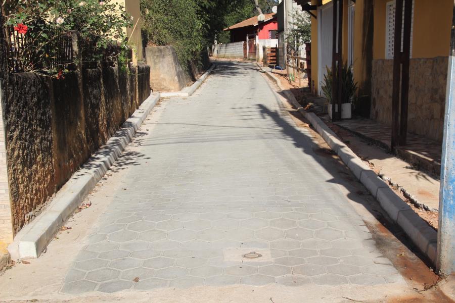 Prefeitura conclui calçamento da Rua Benedito Monteiro Andrade, na Vila Modesto