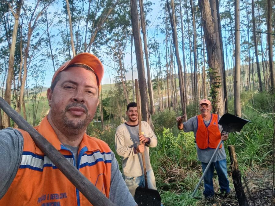 Defesa Civil, Bombeiros e Concessionária Tamoios atuam no combate a incêndio