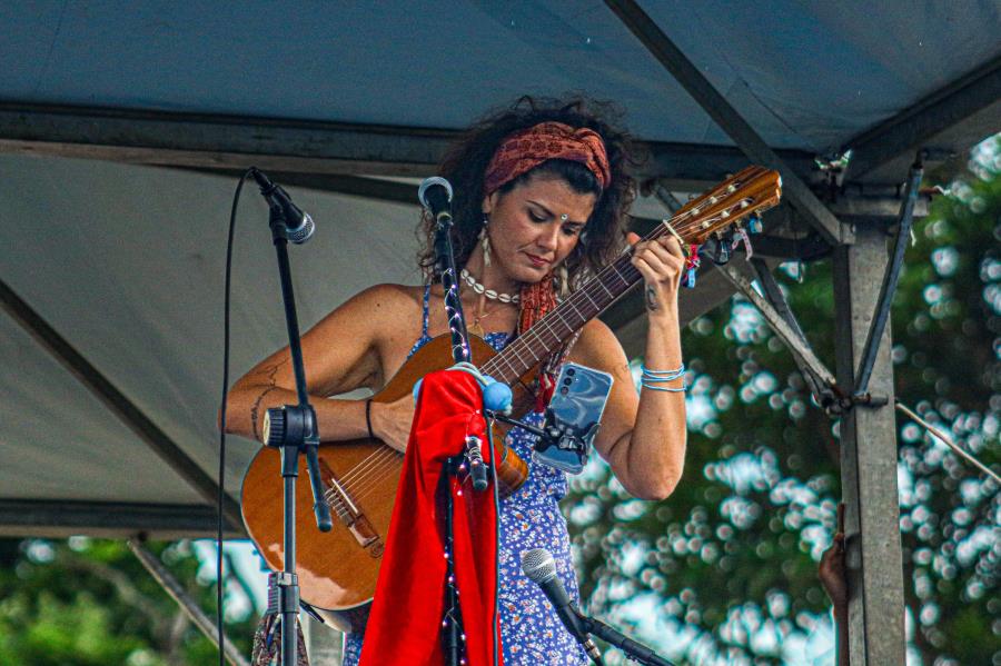 Fotógrafo egresso de oficina cultural de Paraibuna registra show de multi-instrumentista NaiaH
