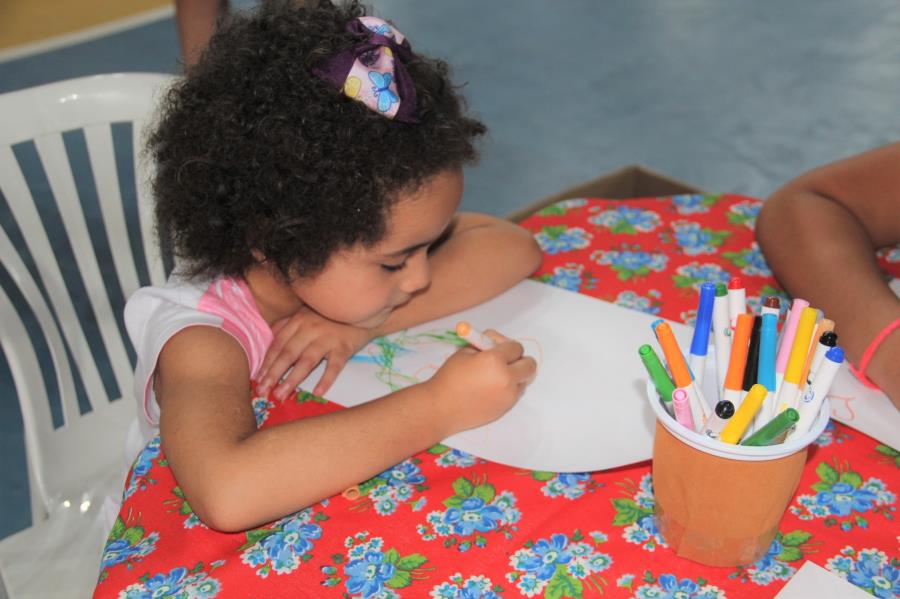 Crianças surpreendem ao fazer pedidos para Papai Noel durante entrega de presentes de Natal