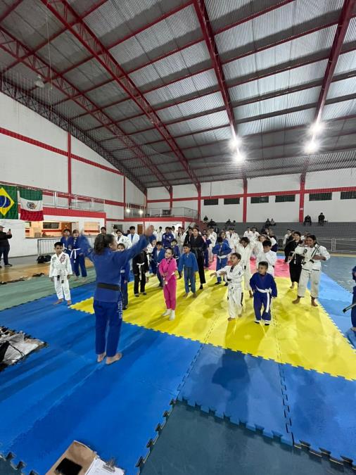 Projeto Atleta de Ouro promove treinão de integração no Ginasião