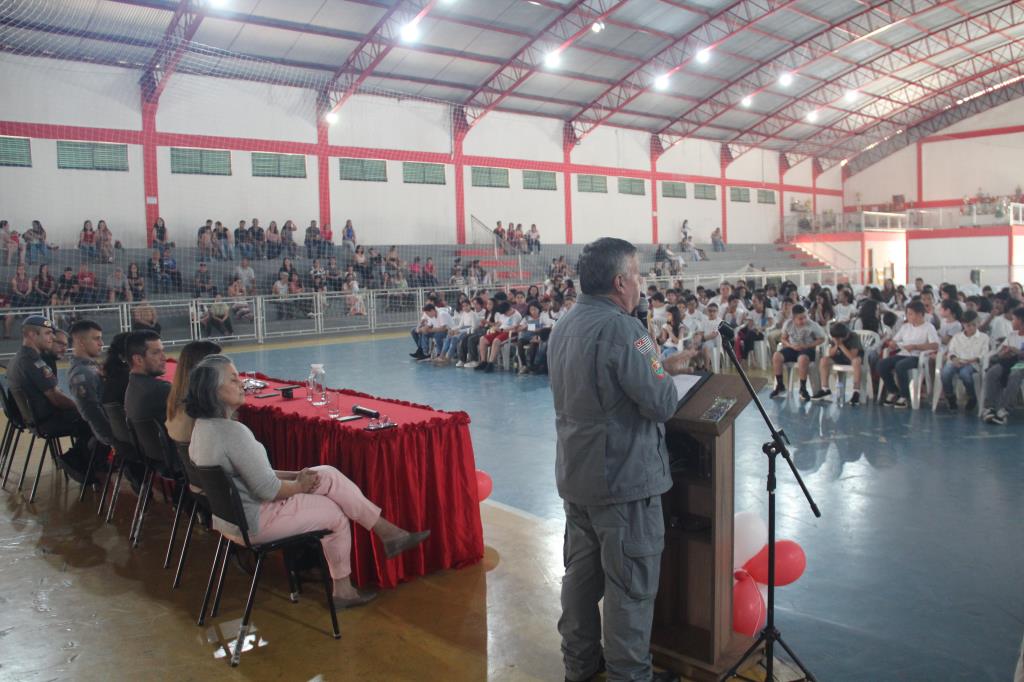 Alunos da rede municipal de ensino participam de formação dos Bombeiros Mirins