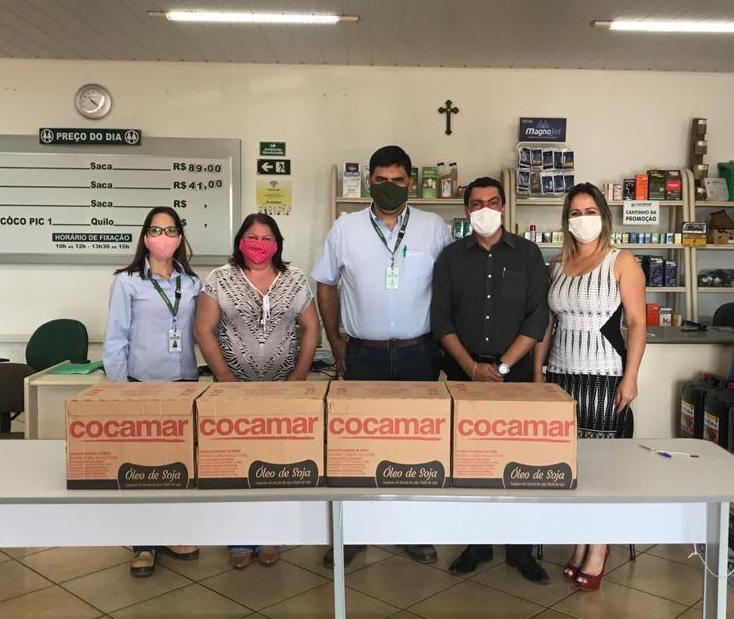 Iepê recebe doação de óleo de soja da cooperativa Cocamar