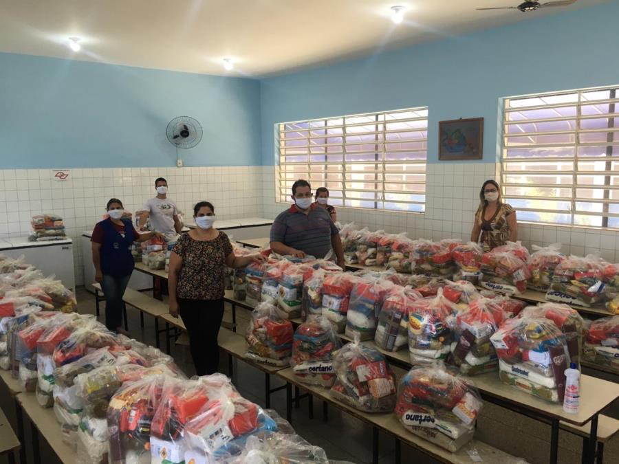 Famílias dos alunos em vulnerabilidade social recebem doação de alimentos pela Prefeitura de Iepê