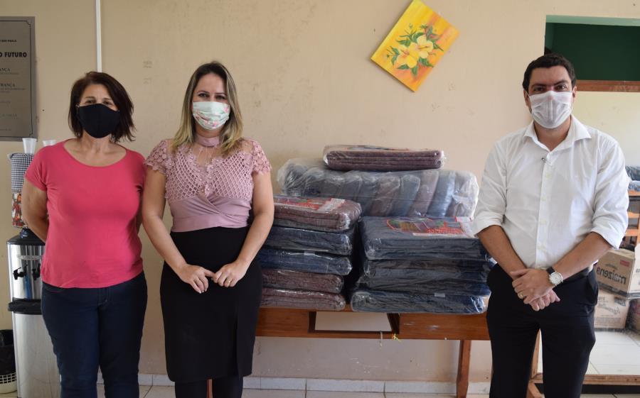 Fundo Social de Iepê recebe doação de cobertores do Grupo Cocal