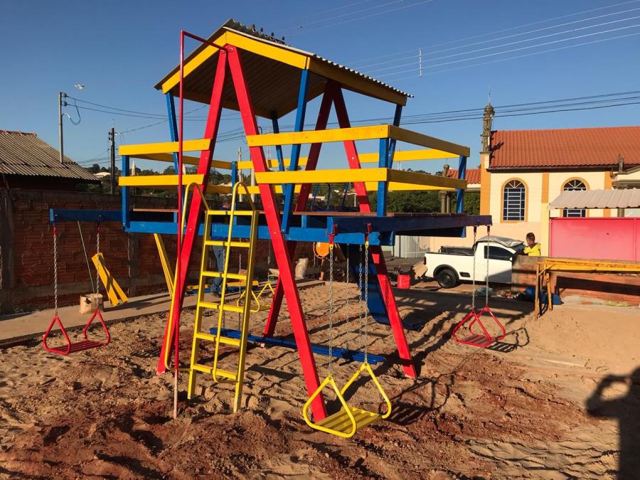 Prefeitura de Iepê instala parquinho infantil na Vila Dower