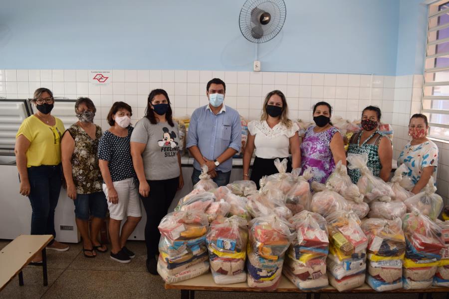 Por conta da pandemia, alunos recebem cestas de alimentos pela Prefeitura de Iepê