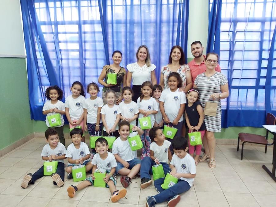 Fundo Social premia alunos que mais arrecadaram garrafas para o Natal Espetacular de Iepê