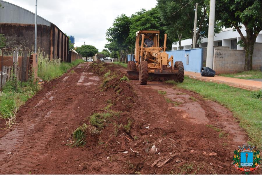 Prefeitura leva asfalto para ruas que dão acesso a creche municipal