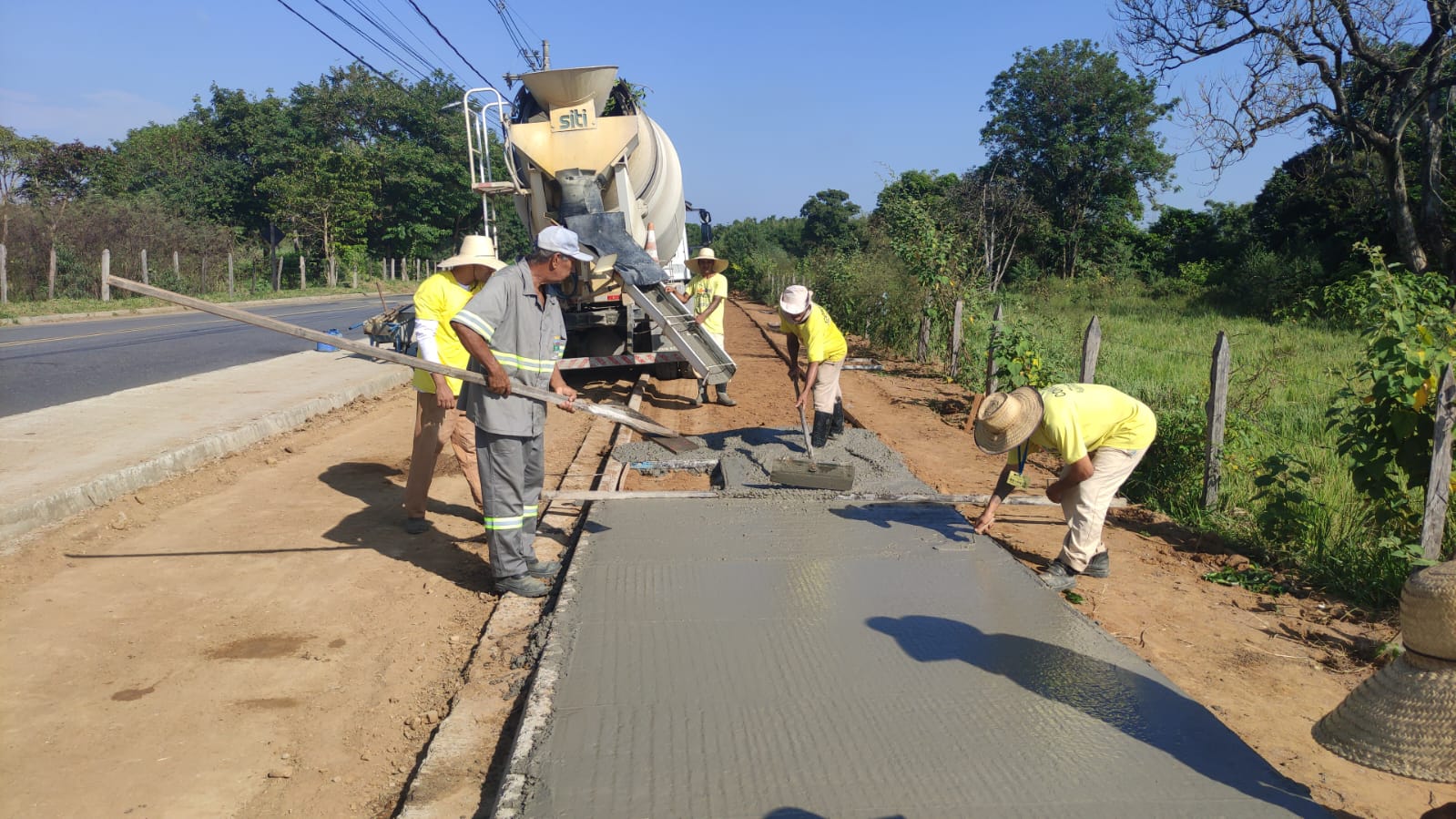 Subprefeitura prepara base para pavimentar ciclovia na Estrada do Atanázio