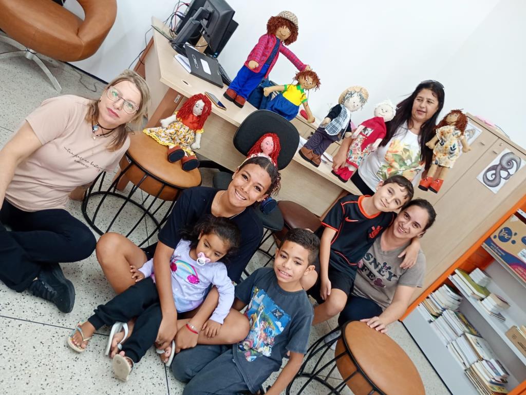 Biblioteca do Centro Cultural do Araretama recebe contribuição especial de artesã para decoração do espaço