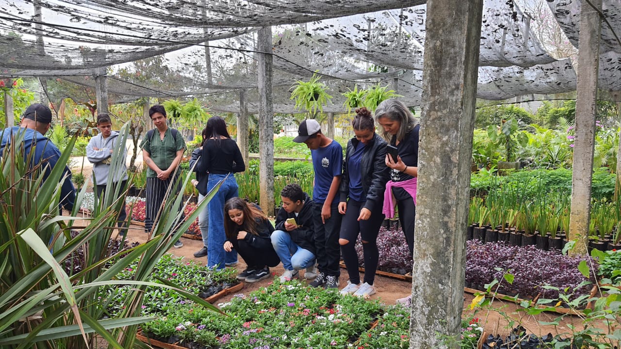 Viveiro Municipal recebe a visita de estudantes e realiza doação de mudas