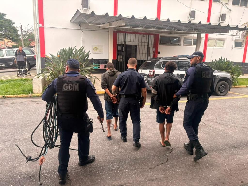 GCM prende dois homens em flagrante por furto de fios em estabelecimento comercial