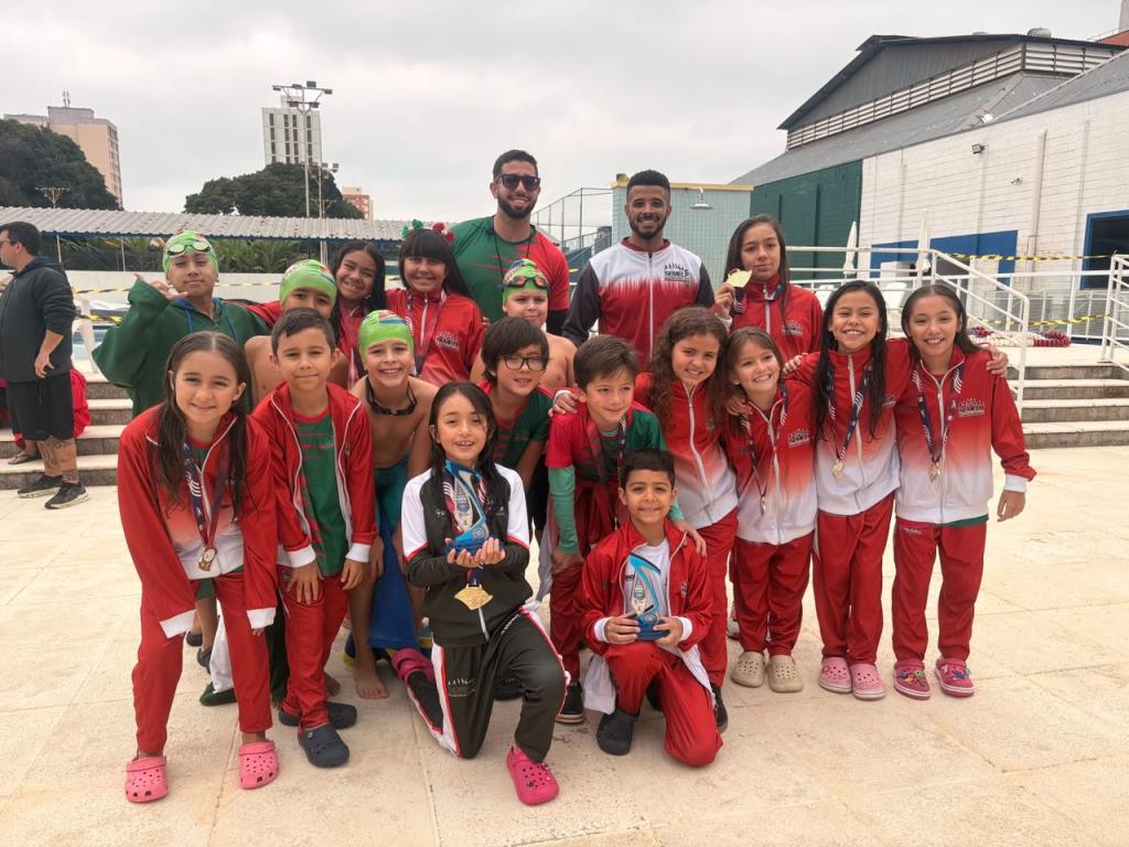 Natação mirim de Pinda se destaca em Taubaté e conquista vice-campeonato regional do semestre