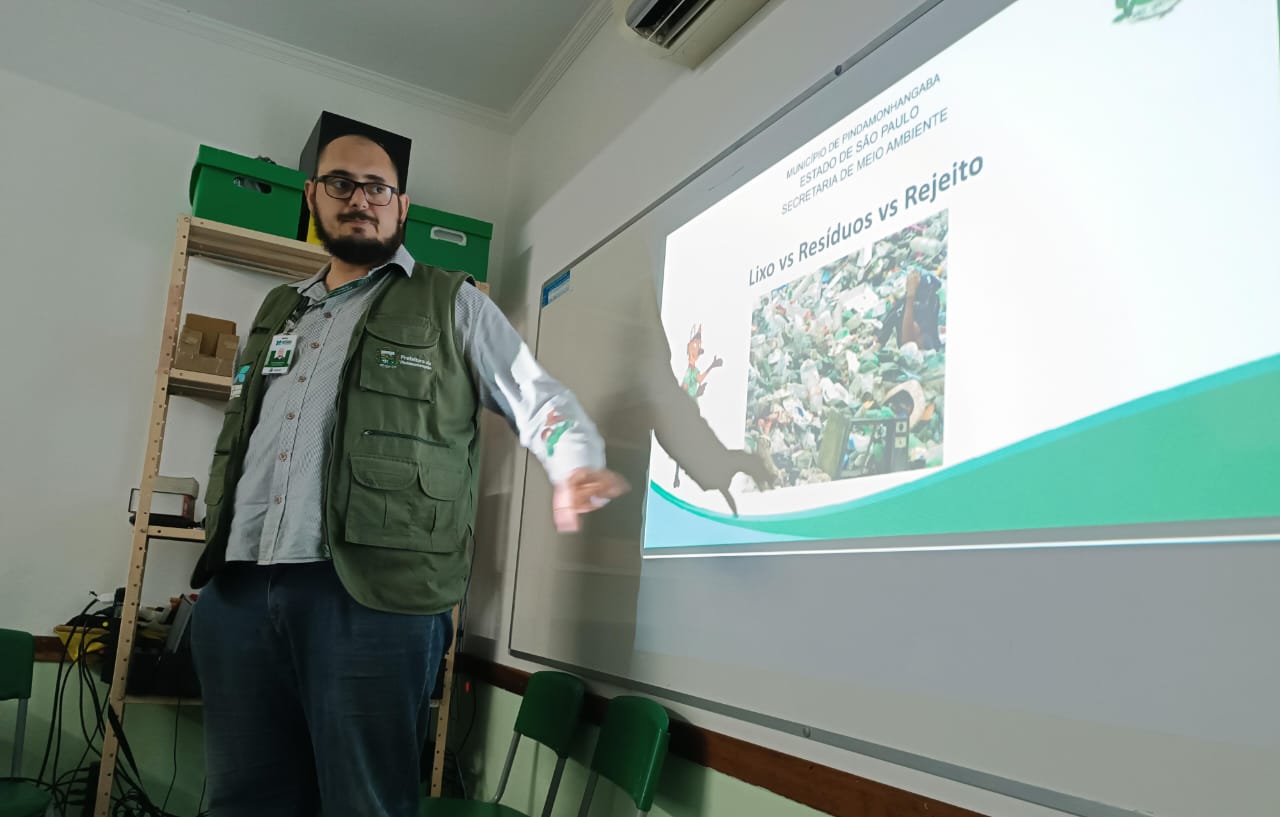 Prefeitura promove palestra sobre reciclagem para participantes do projeto “Heróis de Carroça”