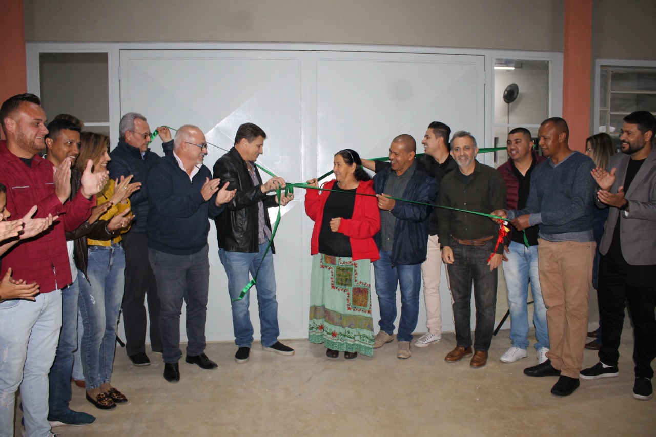 01/09 - Bairro das Campinas recebe Centro Comunitário com festa