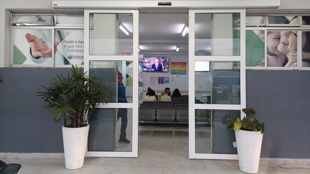 Pronto-Socorro ganha porta automática, nova pintura e terá novas cadeiras para acompanhantes