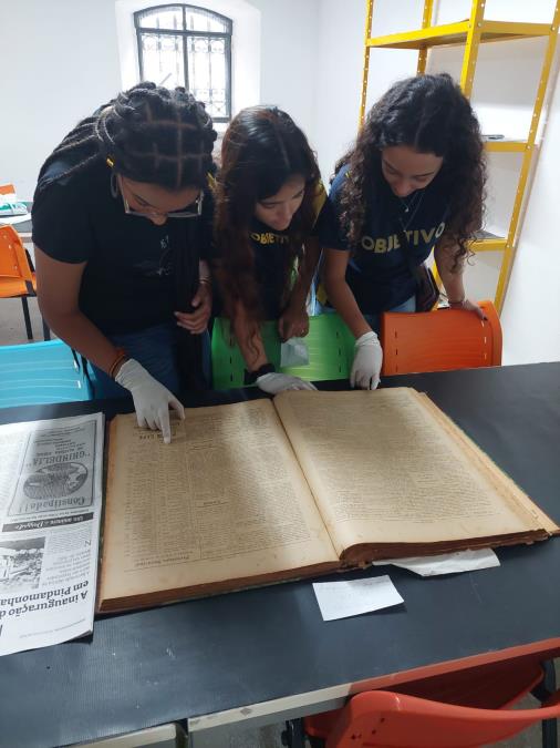 03/07 - Arquivo Histórico e Fototeca recebem visita de alunos do Objetivo