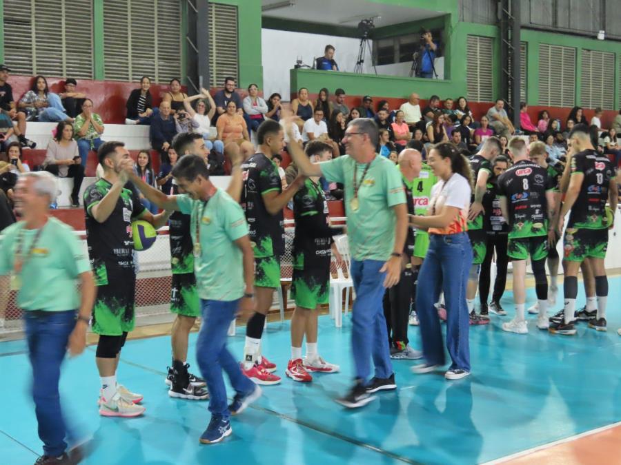 Pinda homenageia atletas de Vôlei Adaptado