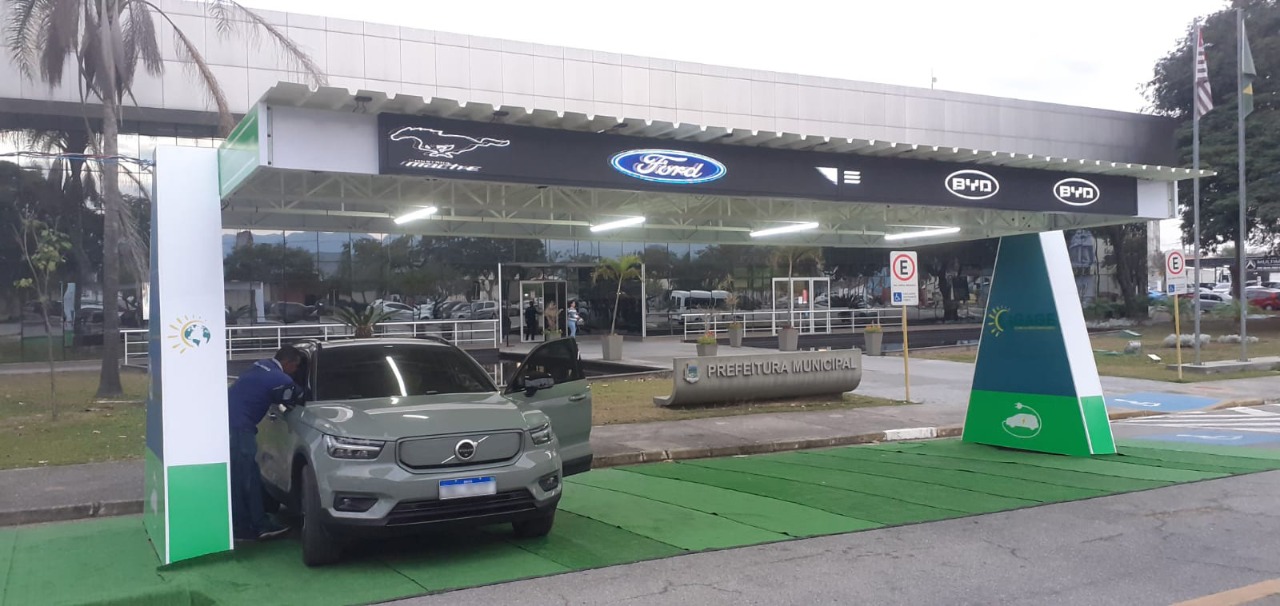 03/08 - Prefeitura instala posto de abastecimento de carro elétrico no estacionamento do Paço Municipal
