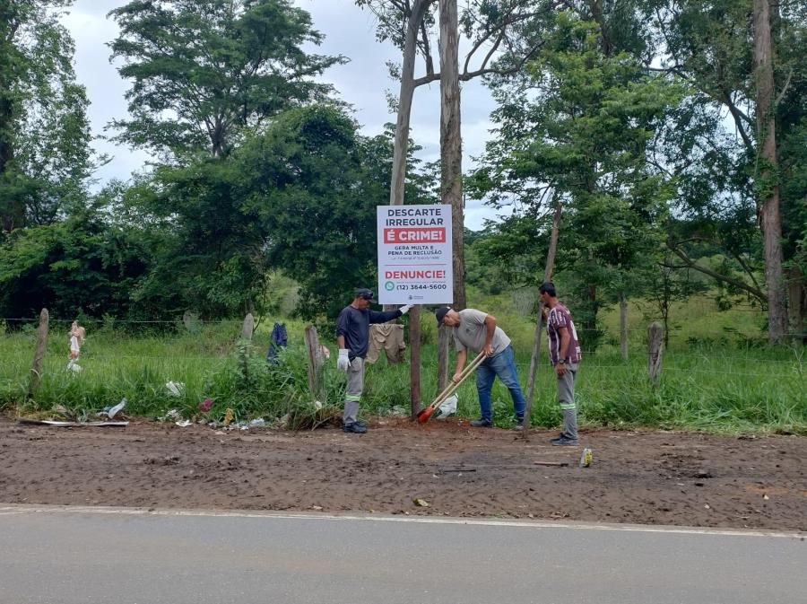 Prefeitura instala placas com número de denúncias, via whatsapp, para quem sujar a cidade