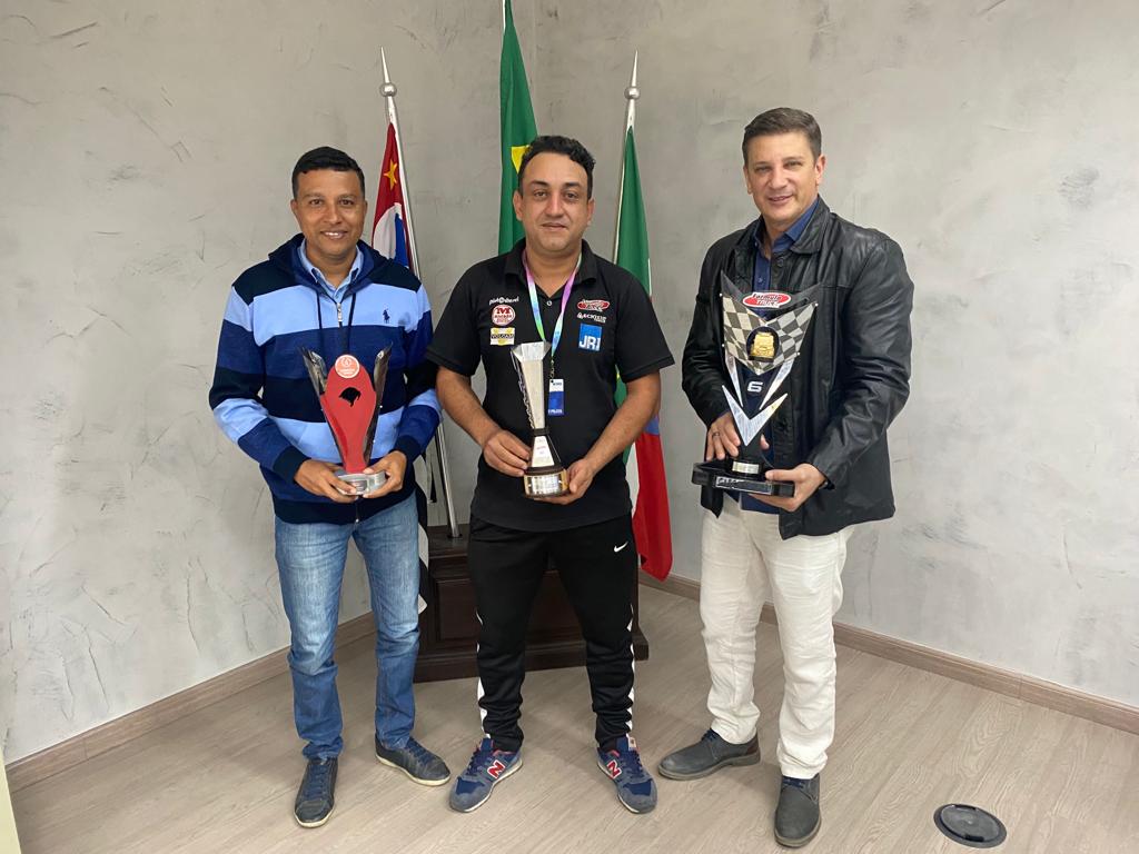 04/07 - Daril Amaral, piloto de Fórmula Truck de Pinda, apresenta troféus ao prefeito