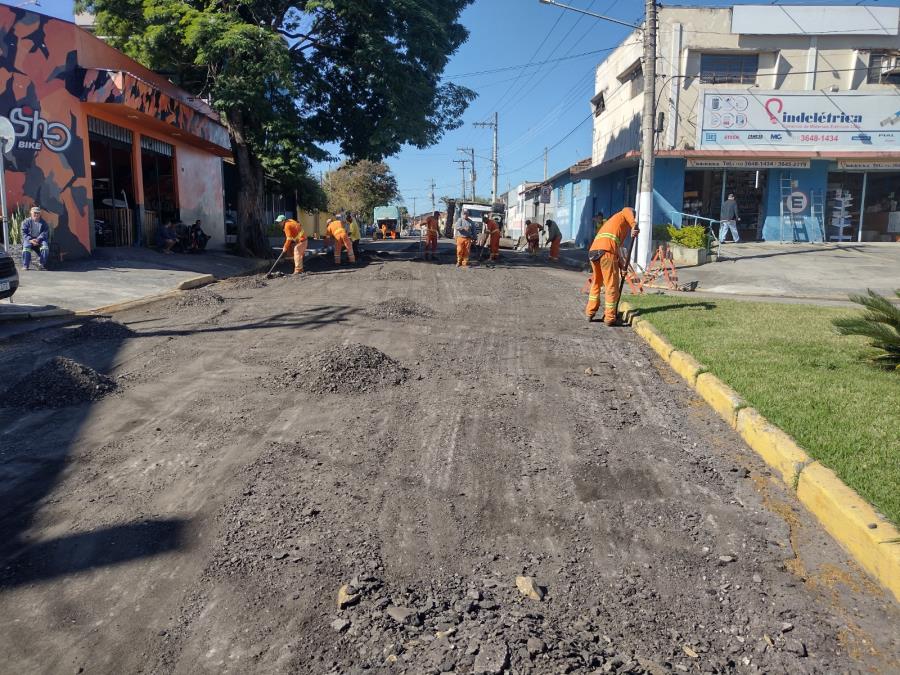 04/07 - Fresagem no piso asfáltico dá início ao recapeamento da Avenida Pinheiro Jr. no Campo Alegre