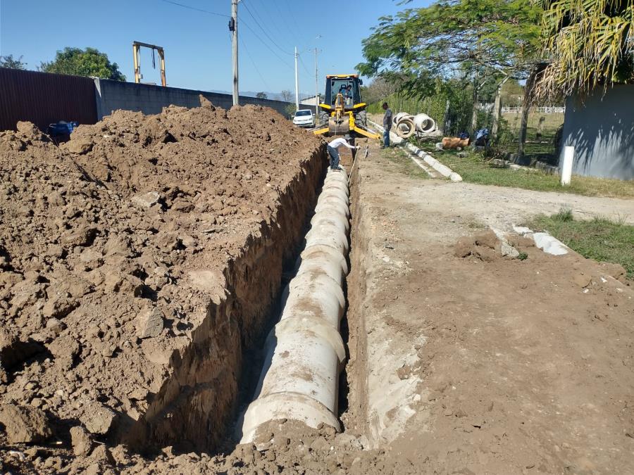 04/08 - Prefeitura finaliza serviços de drenagem para Estrada Carlos Giácomo receber asfalto