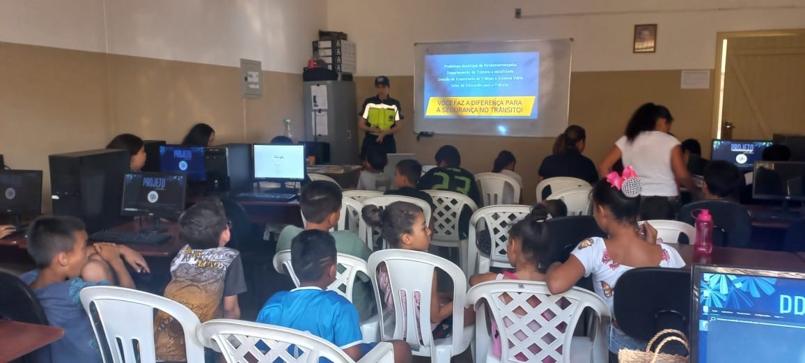 04/10 - Departamento de Trânsito realiza palestra para crianças do Projeto Jataí