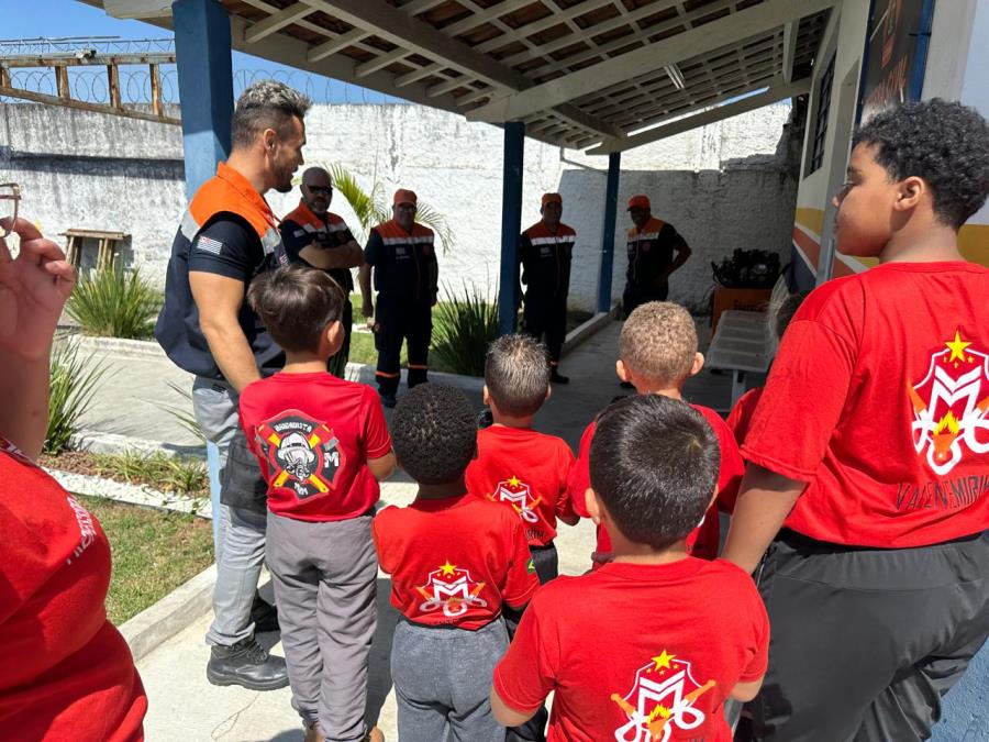 Defesa Civil de Pinda explica ações a bombeiros mirins