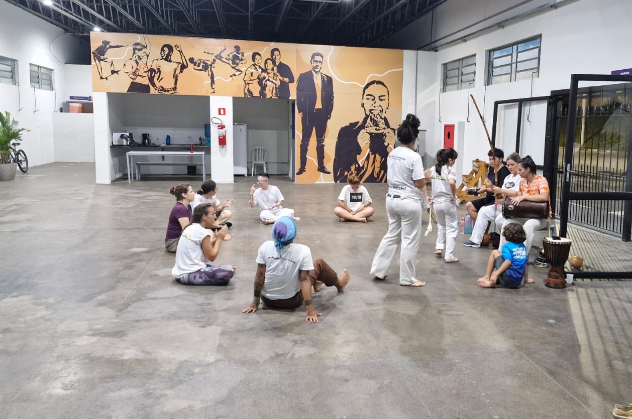 Aula inaugural de capoeira para mulheres faz grande sucesso