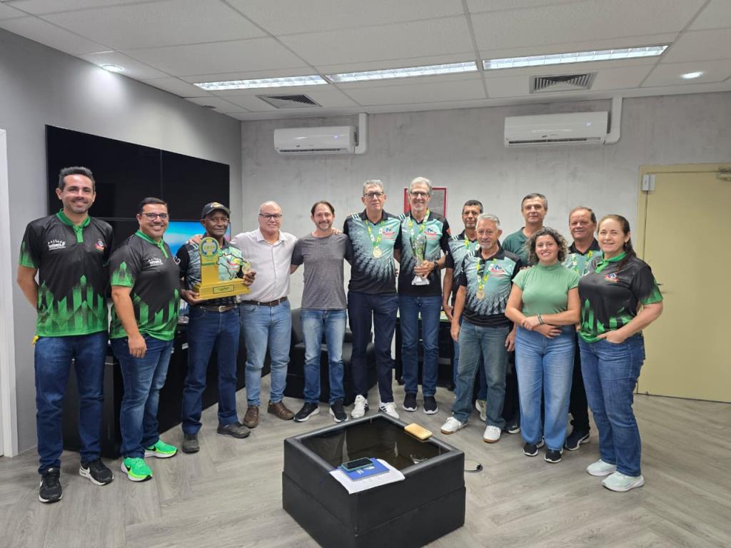 Equipe de vôlei da melhor idade é recebida no Paço Municipal após conquista do título brasileiro