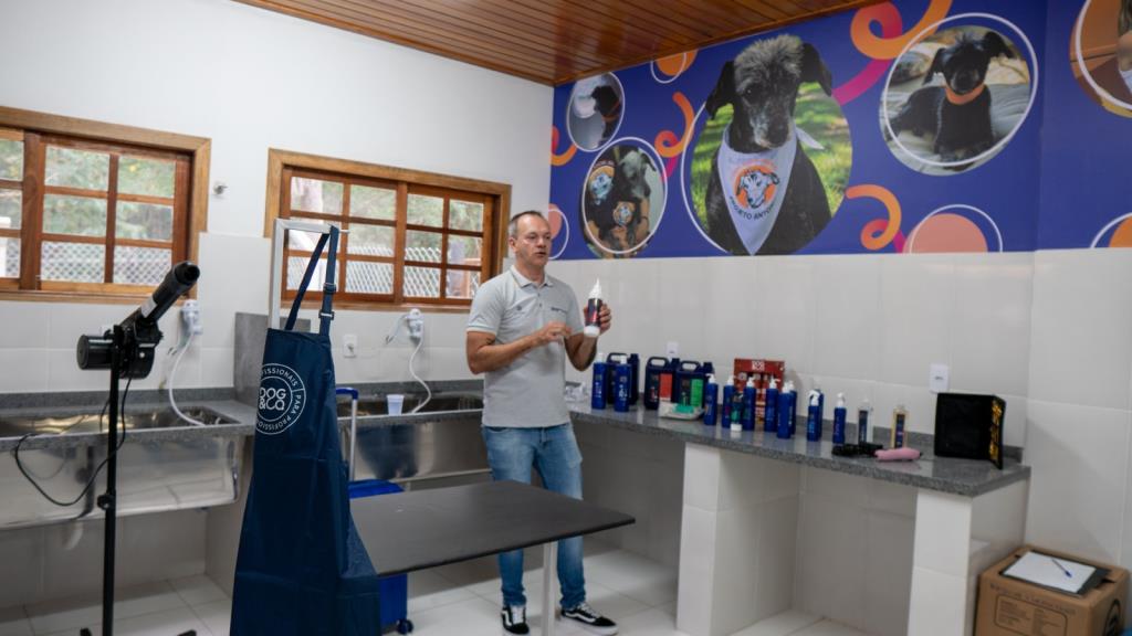 Fundo Social Animal inicia primeira turma do curso gratuito de Banho e Tosa em Pindamonhangaba