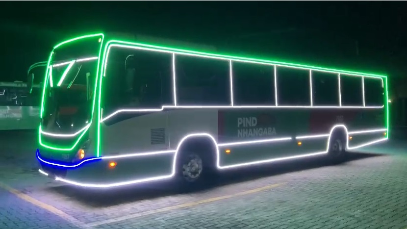 Ônibus de Pinda estão com luzes de Natal e motoristas vestidos de Papai Noel