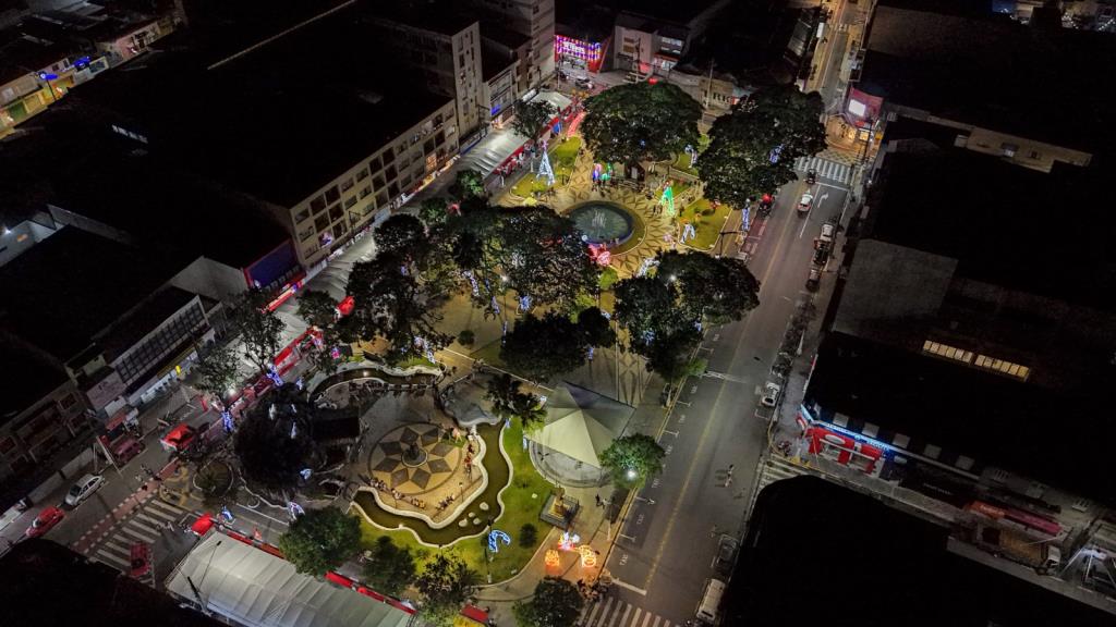 Com show de luzes e decoração, Pinda promove o Natal mais encantador do Vale do Paraíba